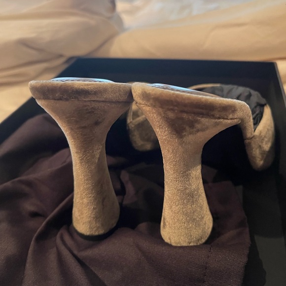 NIB YSL Saint Laurent dove grey velour heels size 36 - Picture 6 of 10